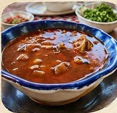 Tazón de menudo casero con cebolla y cilantro