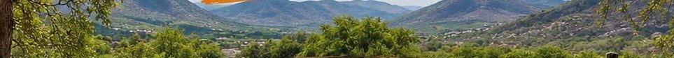 Vista de los cerros desde el rancho, con vegetación y el valle al fondo